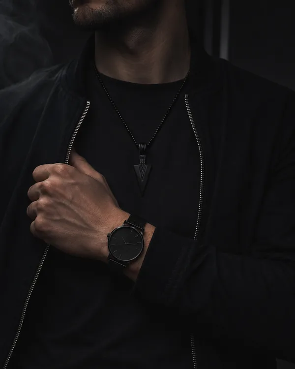 Reloj Blackout Minimal en outfit